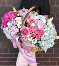 Композиция солнечный день в Середе Цветочная композиция из Розы, Хризантемы, Пионы и Лизиантусы в корзине в Середе
